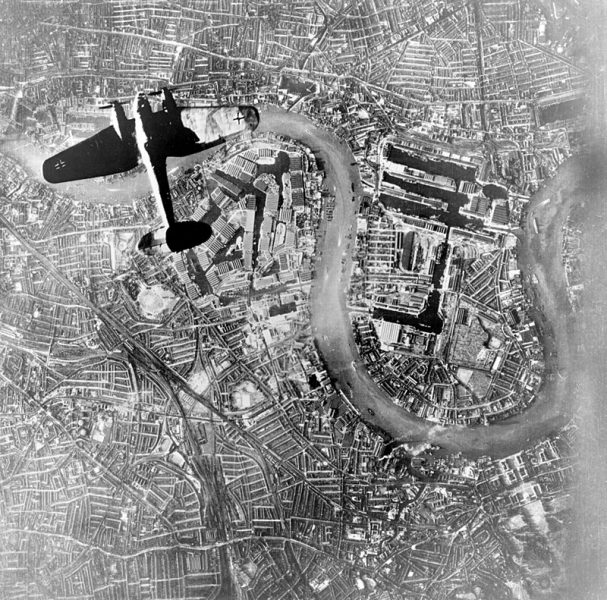 Бомбежки нацистами Лондона (за сентябрь–октябрь 1940 года — около 13 000 погибших и более 20 000 раненых гражданских) — вот над чем потешались тогда в СССР