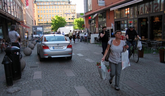 Vector Maps: 6 Ways to Make City Streets Safer for Pedestrians | TheCityFix